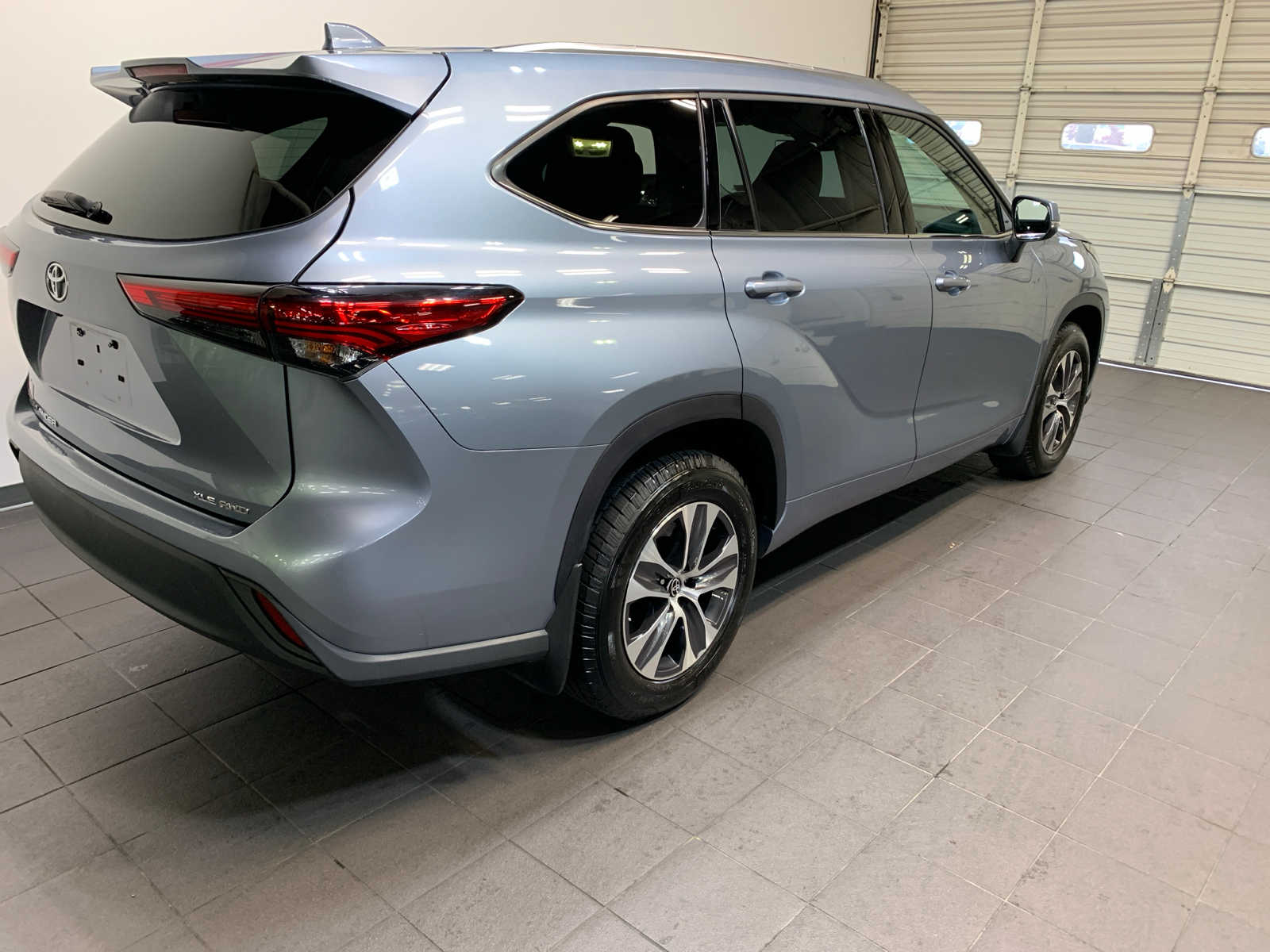 2021 Toyota Highlander XLE photo 3