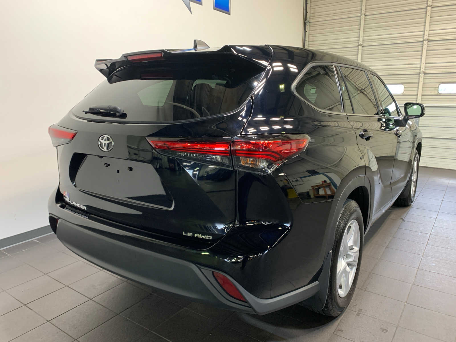 2022 Toyota Highlander LE photo 3