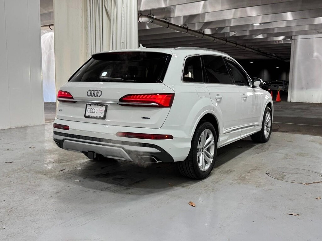 New 2025 Audi Q7 45 Premium SUV