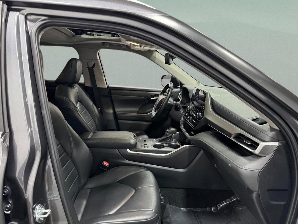 Used 2024 Toyota Highlander LE SUV