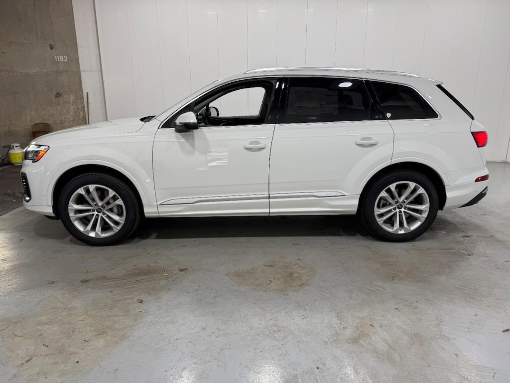 New 2025 Audi Q7 45 Premium SUV