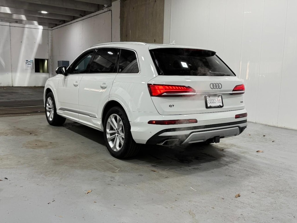 New 2025 Audi Q7 45 Premium SUV