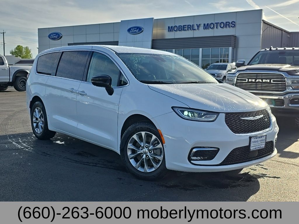 2024 Chrysler Pacifica Touring L AWD's photo