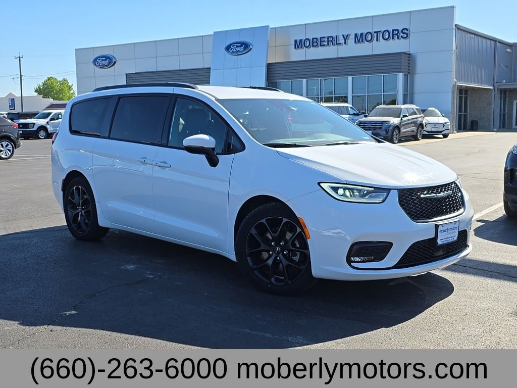 2023 Chrysler Pacifica Touring L's photo