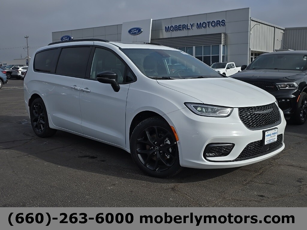 2026 Chrysler Pacifica Limited's photo