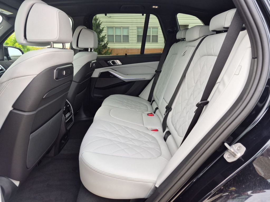 2026 BMW X5 M60i - Photo 15