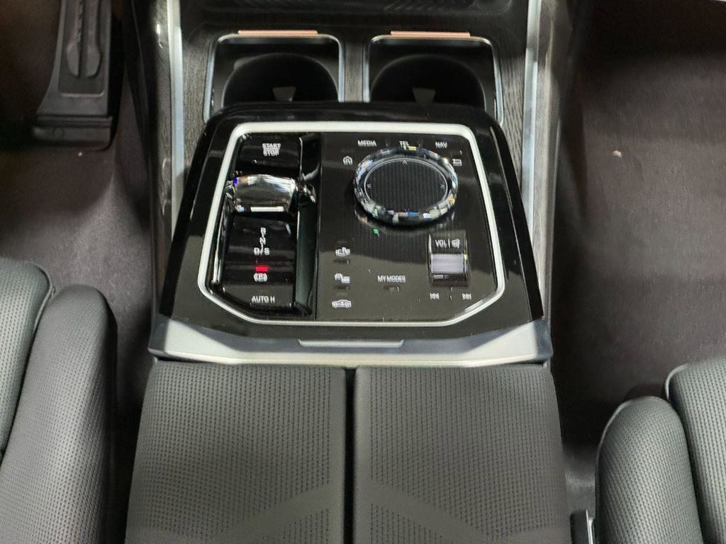 2026 BMW 7 Series 750e - Photo 10