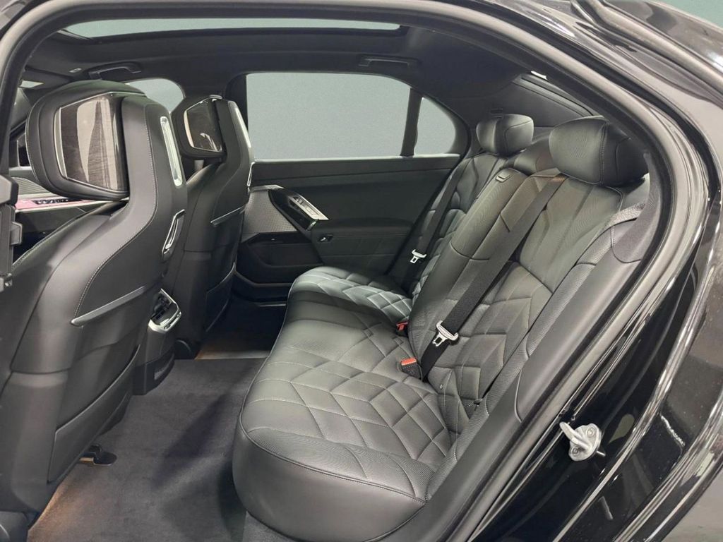 2026 BMW 7 Series 750e - Photo 9