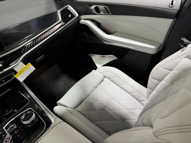2026 BMW X5 M60i - Photo 18