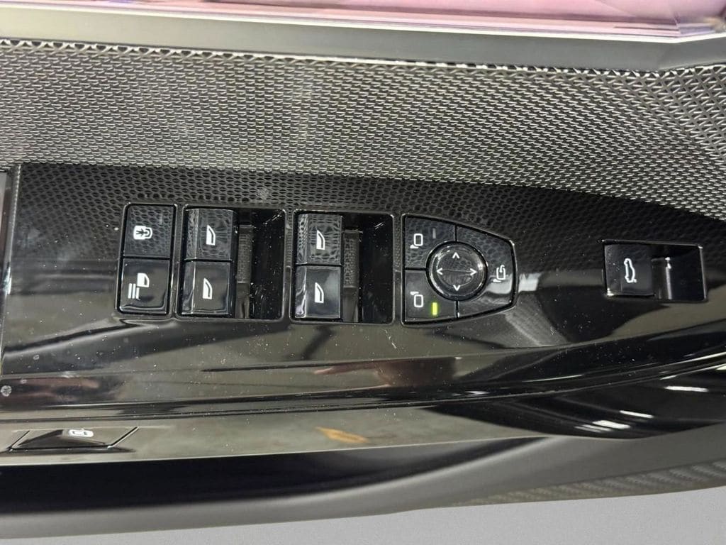 2026 BMW 7 Series 750e - Photo 21