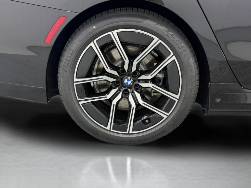 2026 BMW 7 Series 750e - Photo 30