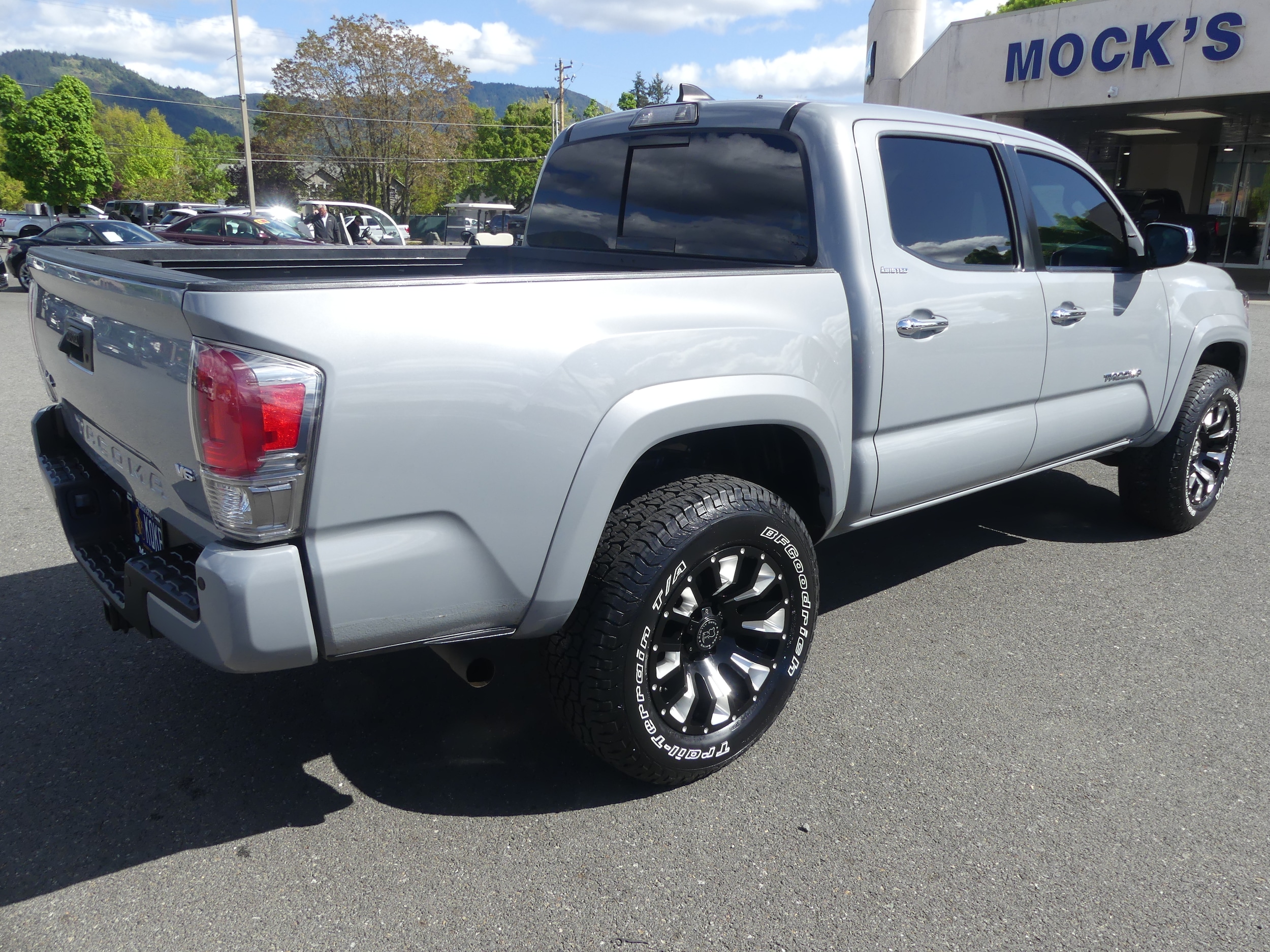 Used 2018 Toyota Tacoma Limited with VIN 3TMGZ5AN5JM125389 for sale in Grants Pass, OR