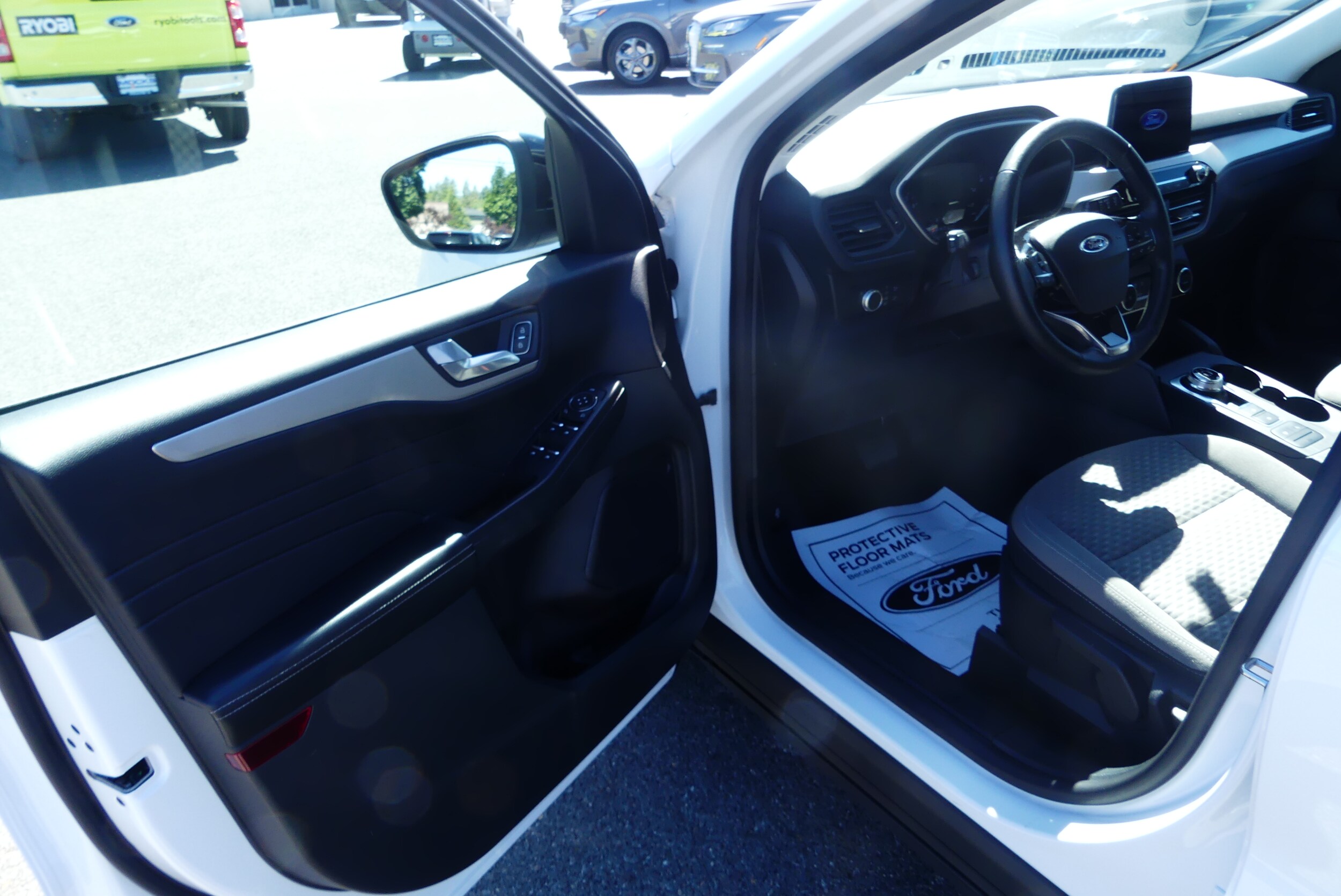 2021 Ford Escape SE photo 3