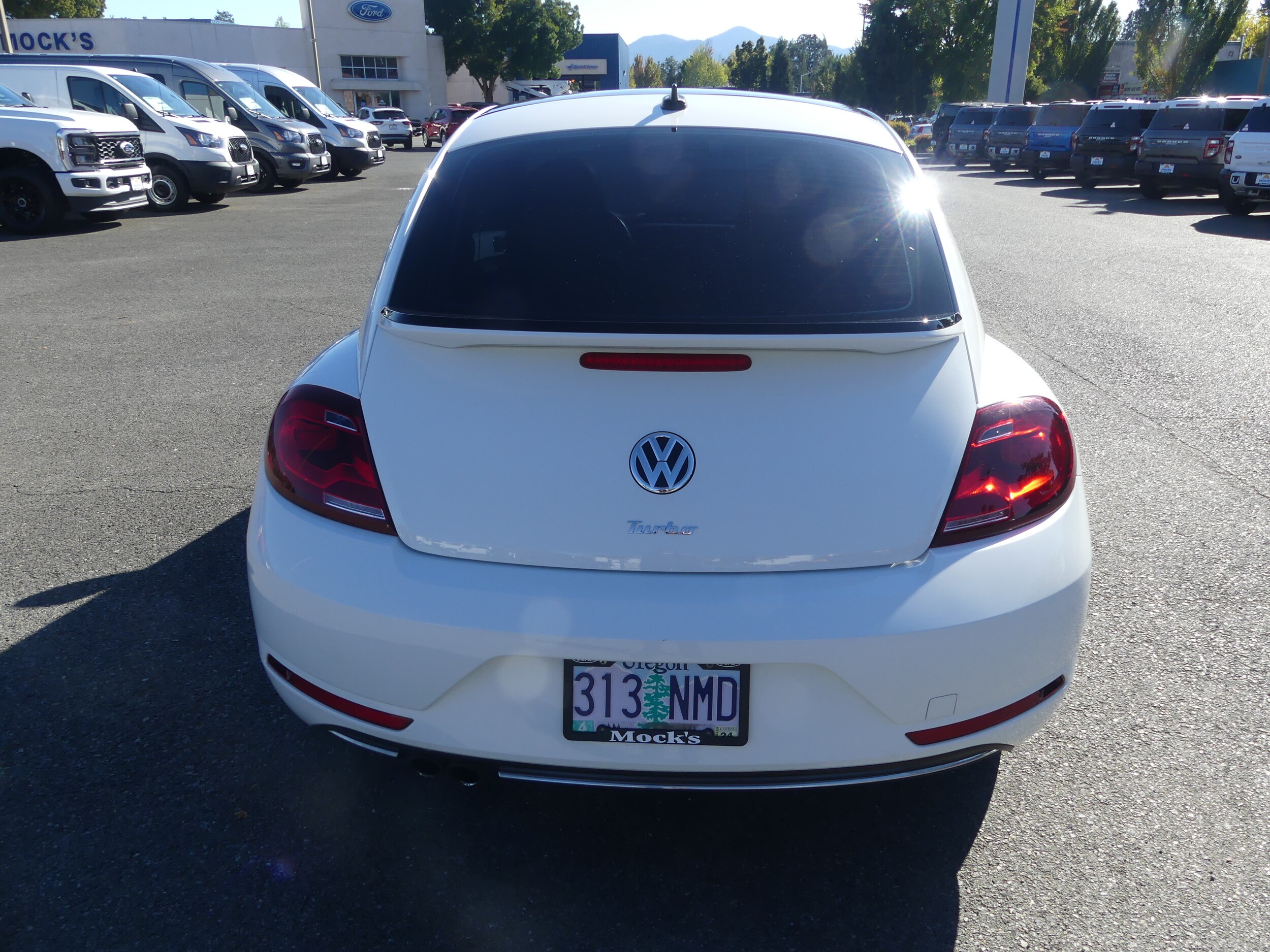 2019 Volkswagen Beetle SE photo 2