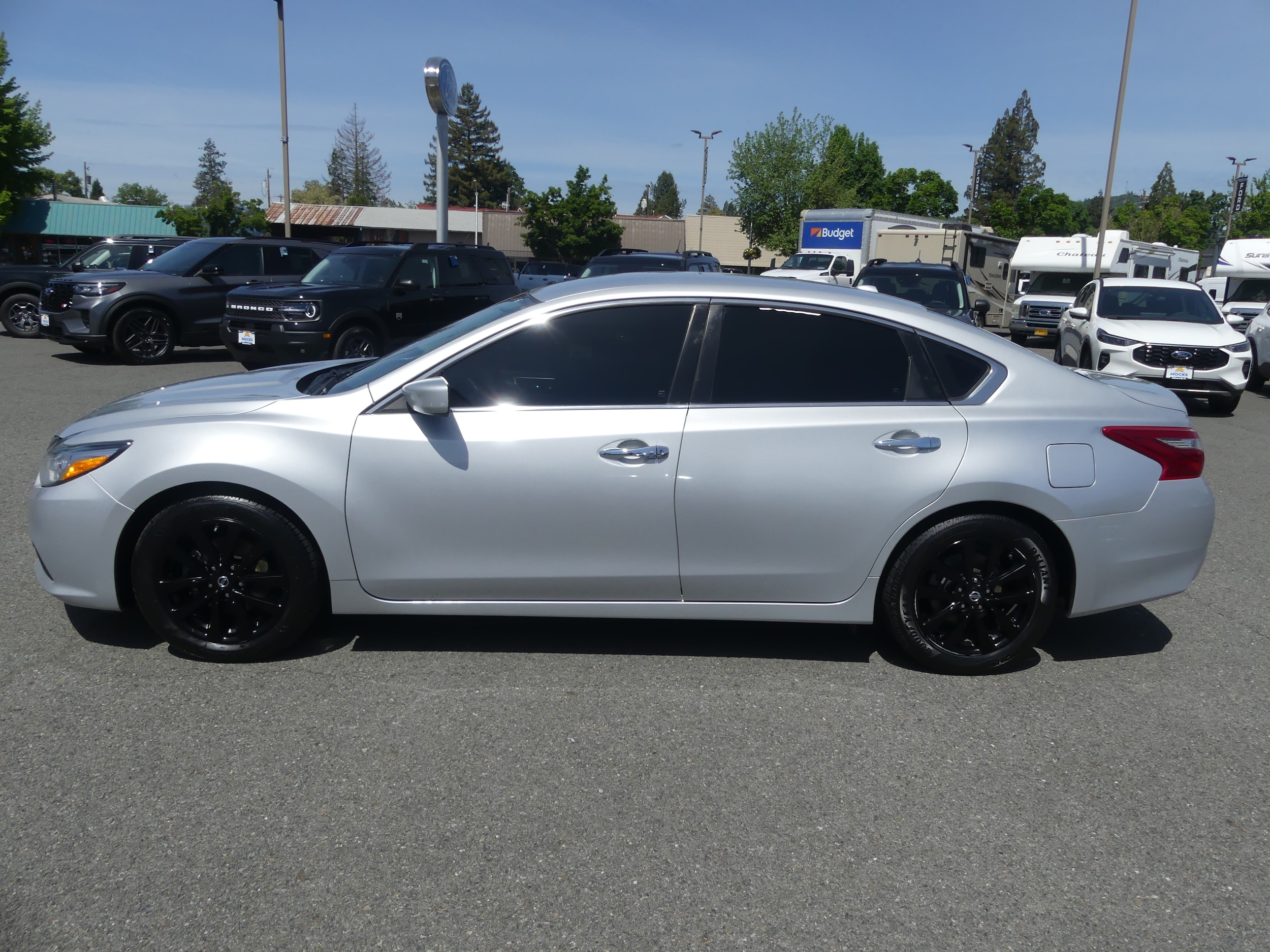Used 2018 Nissan Altima SV with VIN 1N4AL3AP1JC181463 for sale in Grants Pass, OR