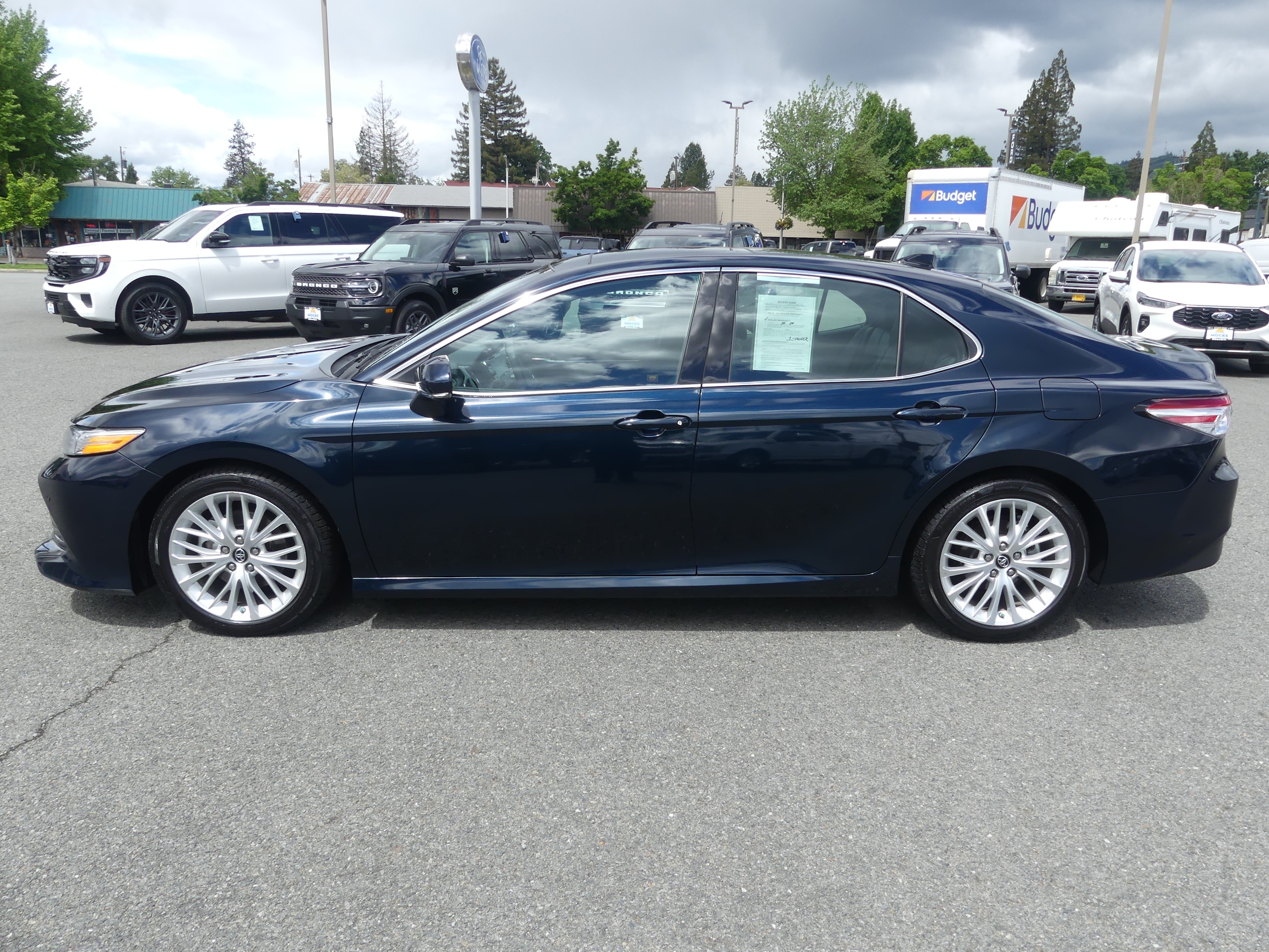 Used 2018 Toyota Camry XLE with VIN 4T1B11HK1JU604812 for sale in Grants Pass, OR