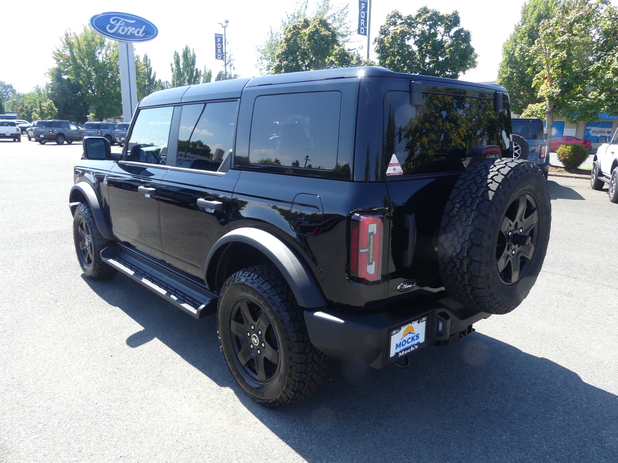 2025 Ford Bronco Outer Banks photo 2