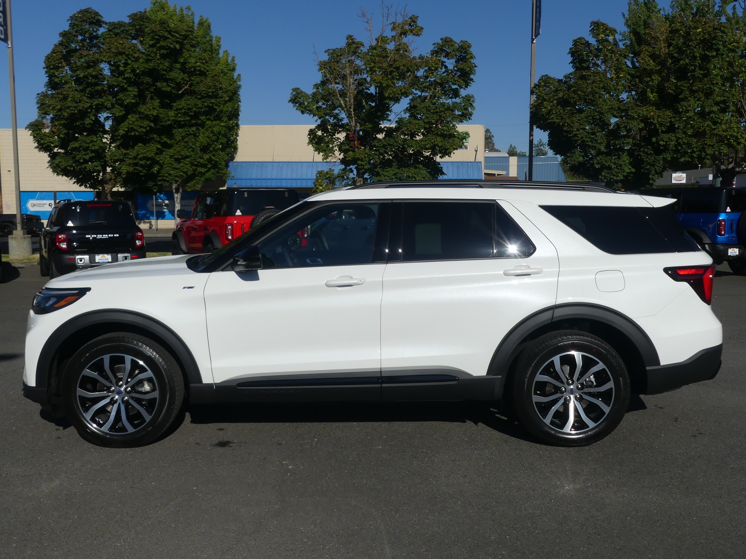 2025 Ford Explorer ST-Line photo 2