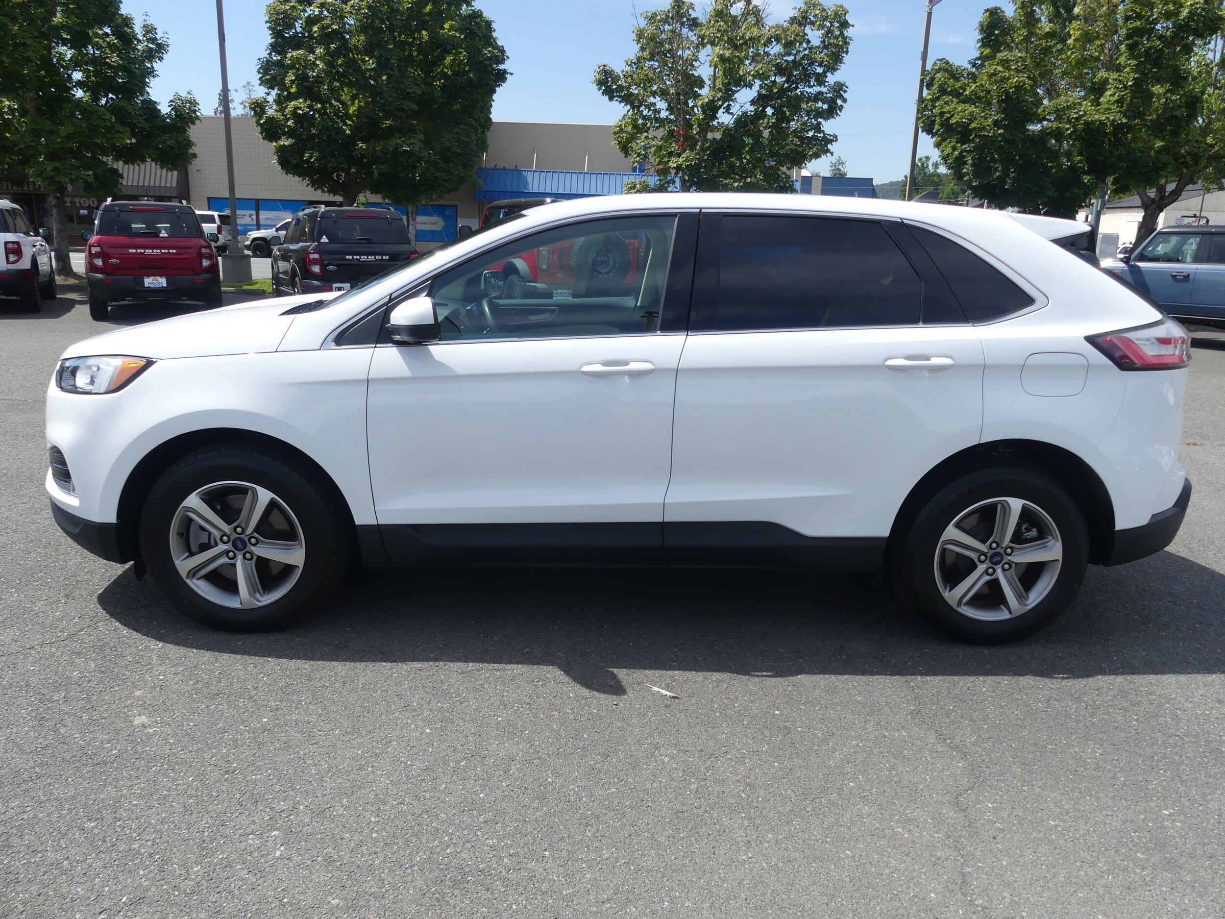 2022 Ford Edge SEL photo 2