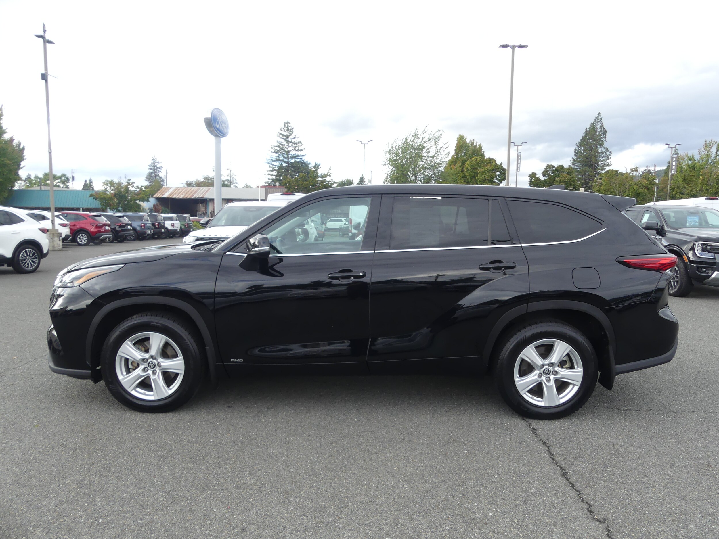 2022 Toyota Highlander Hybrid LE photo 3