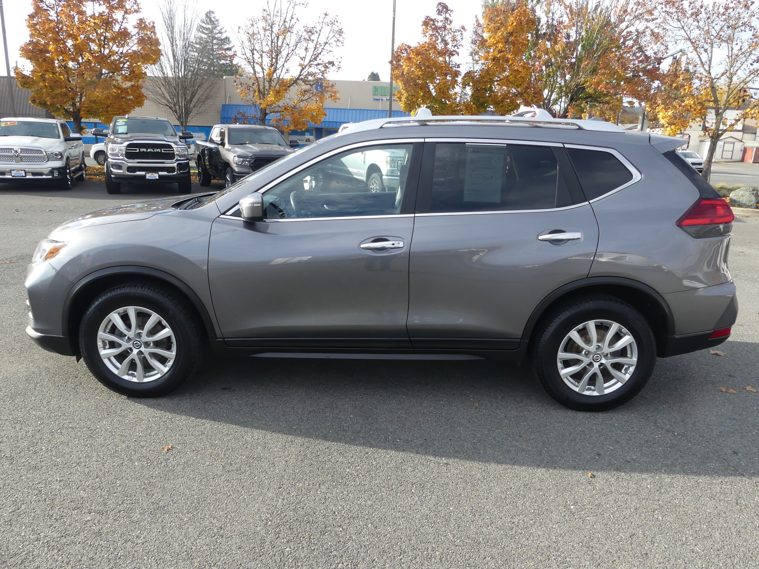 2017 Nissan Rogue SV photo 2