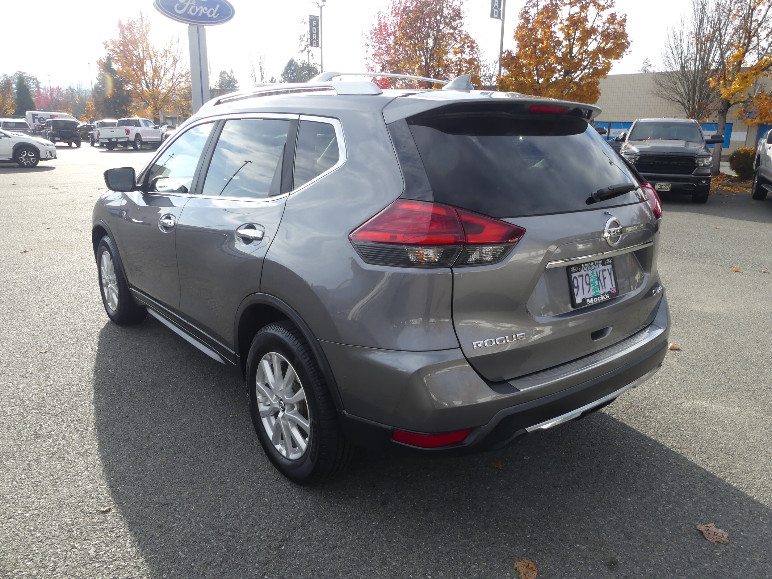 2017 Nissan Rogue SV photo 3