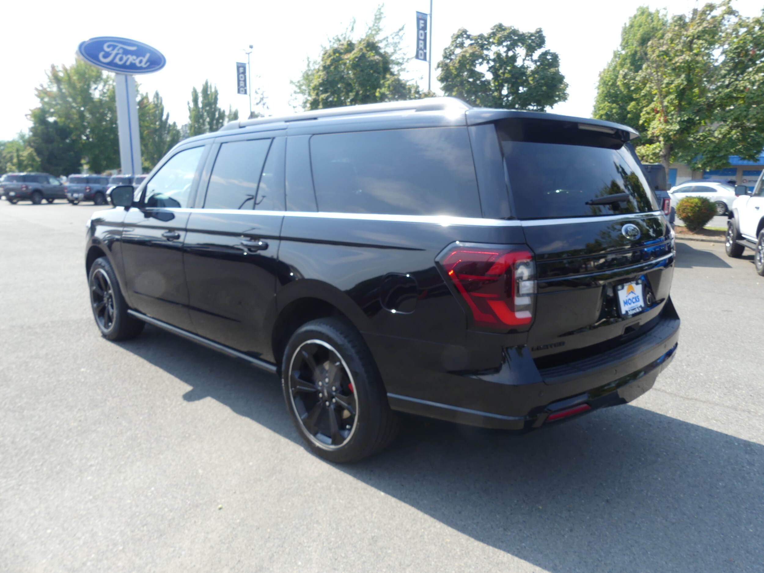 2022 Ford Expedition MAX Limited photo 2