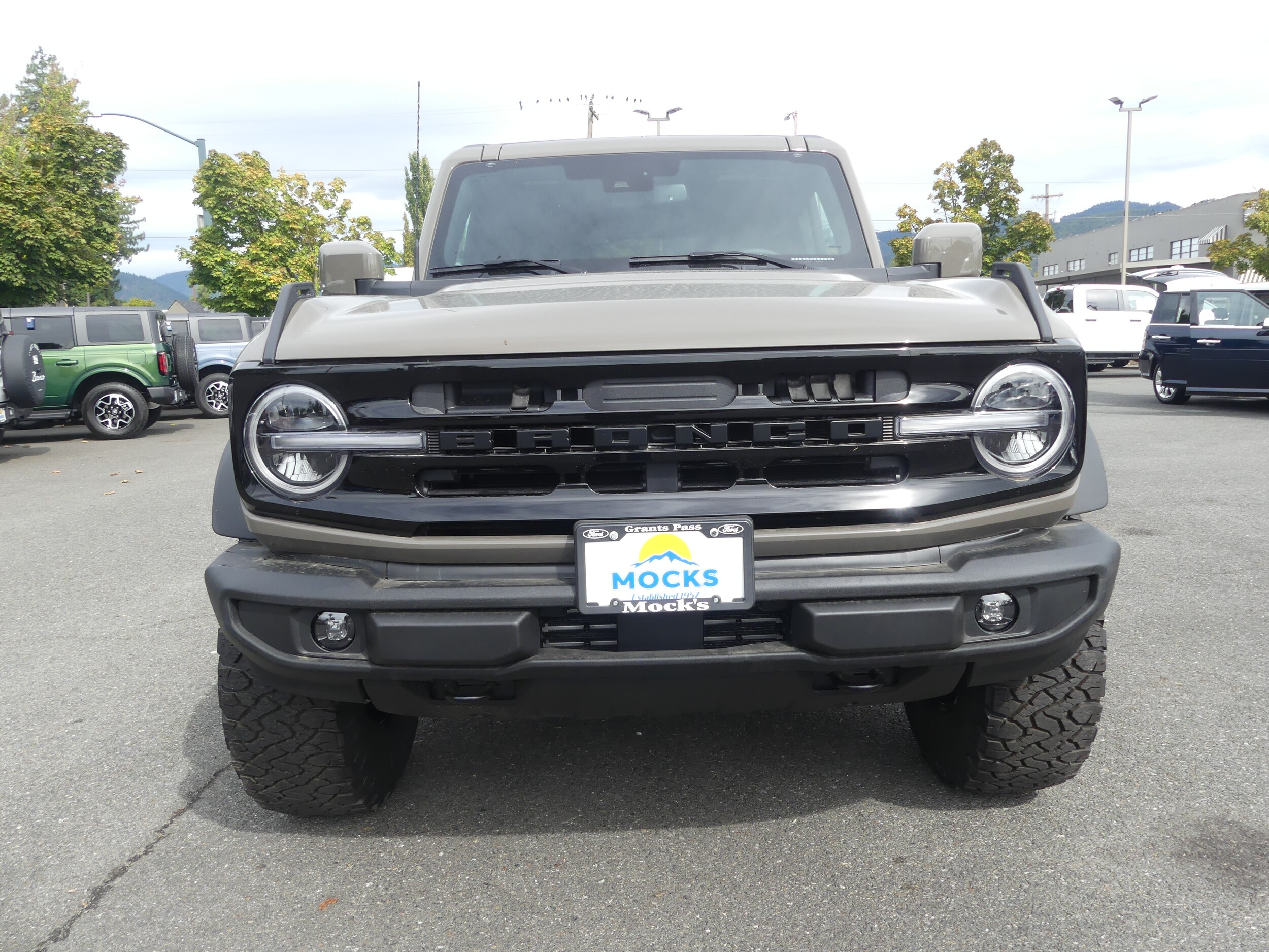 2025 Ford Bronco Outer Banks photo 2