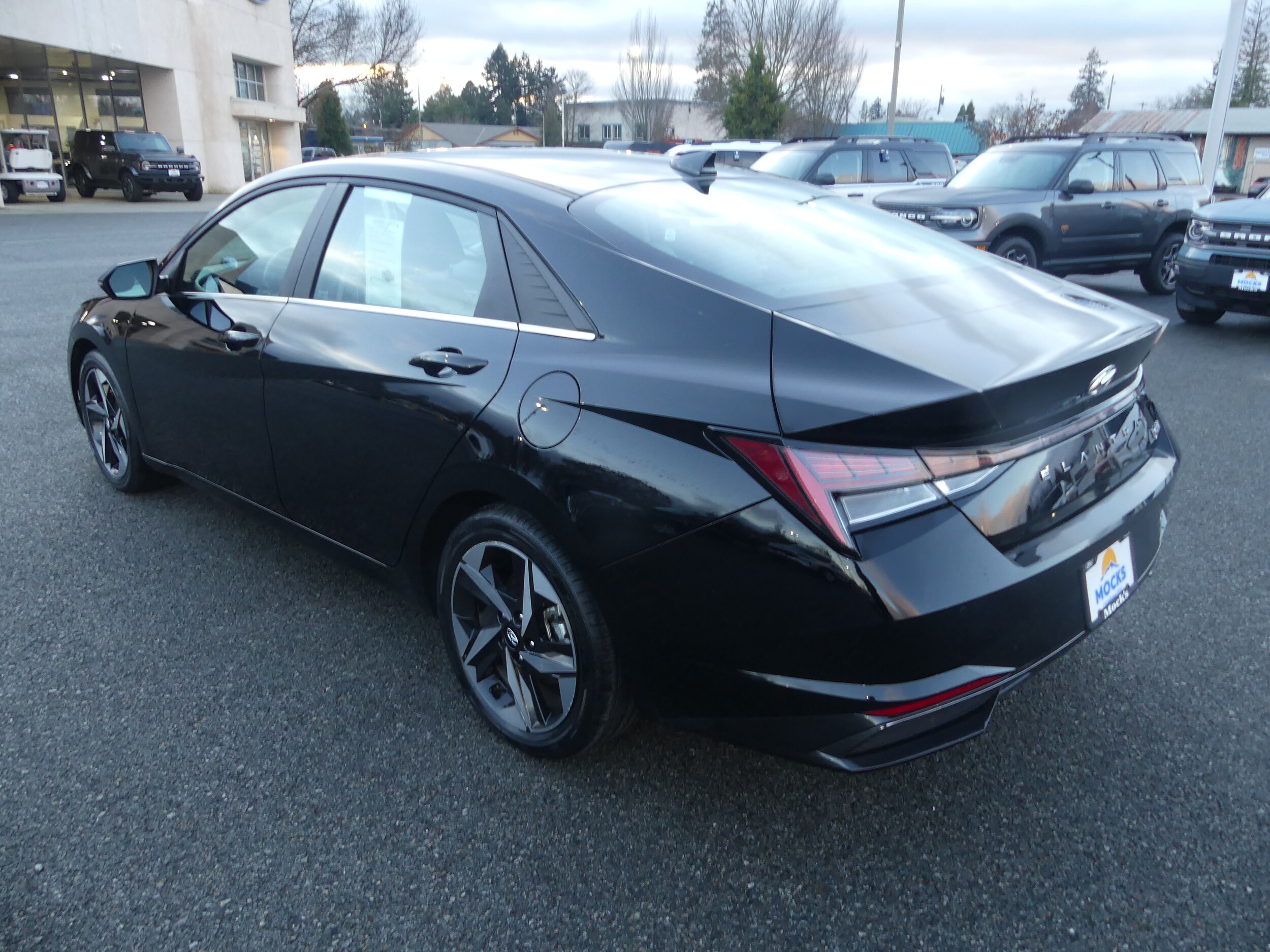 2022 Hyundai Elantra Limited photo 2