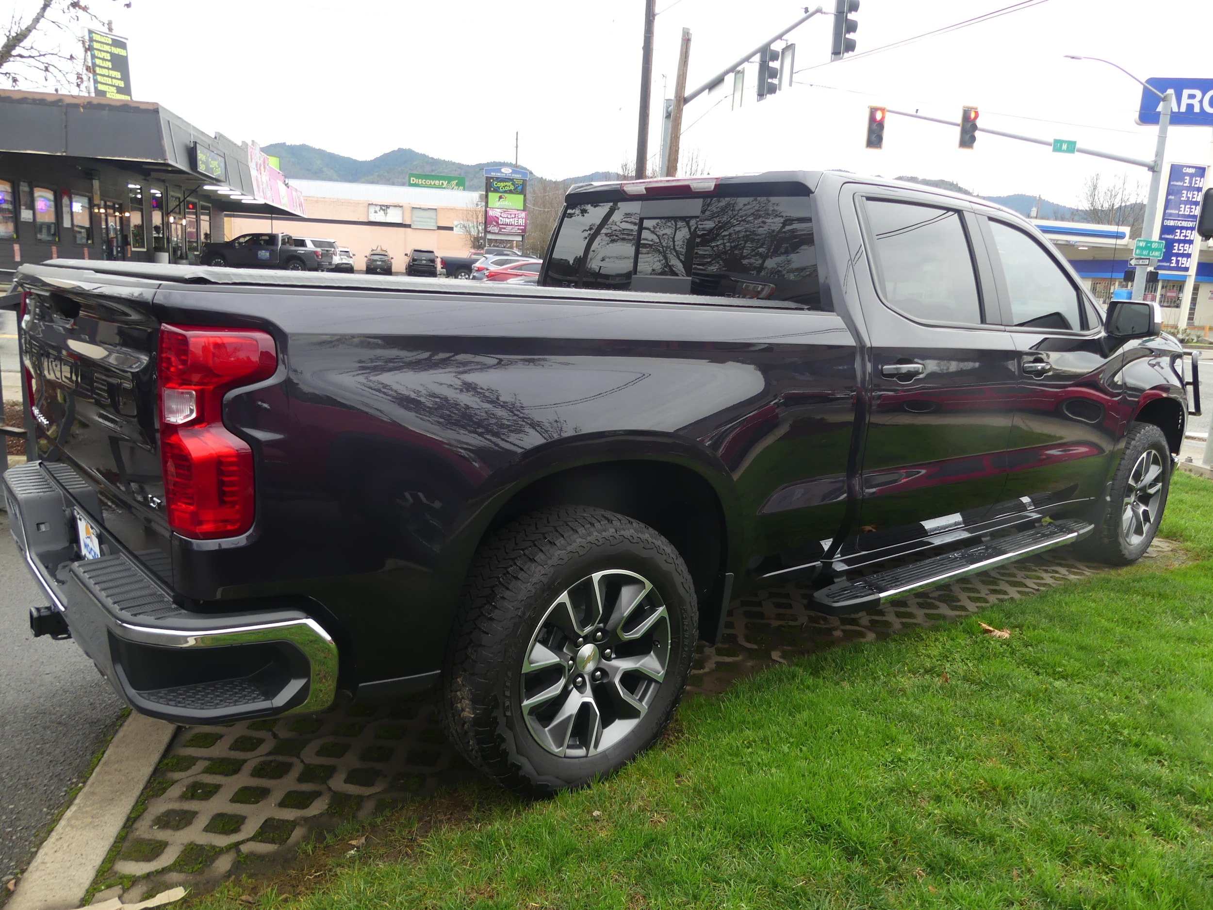 Used 2024 Chevrolet Silverado 1500 LT with VIN 3GCUDDEDXRG455715 for sale in Grants Pass, OR