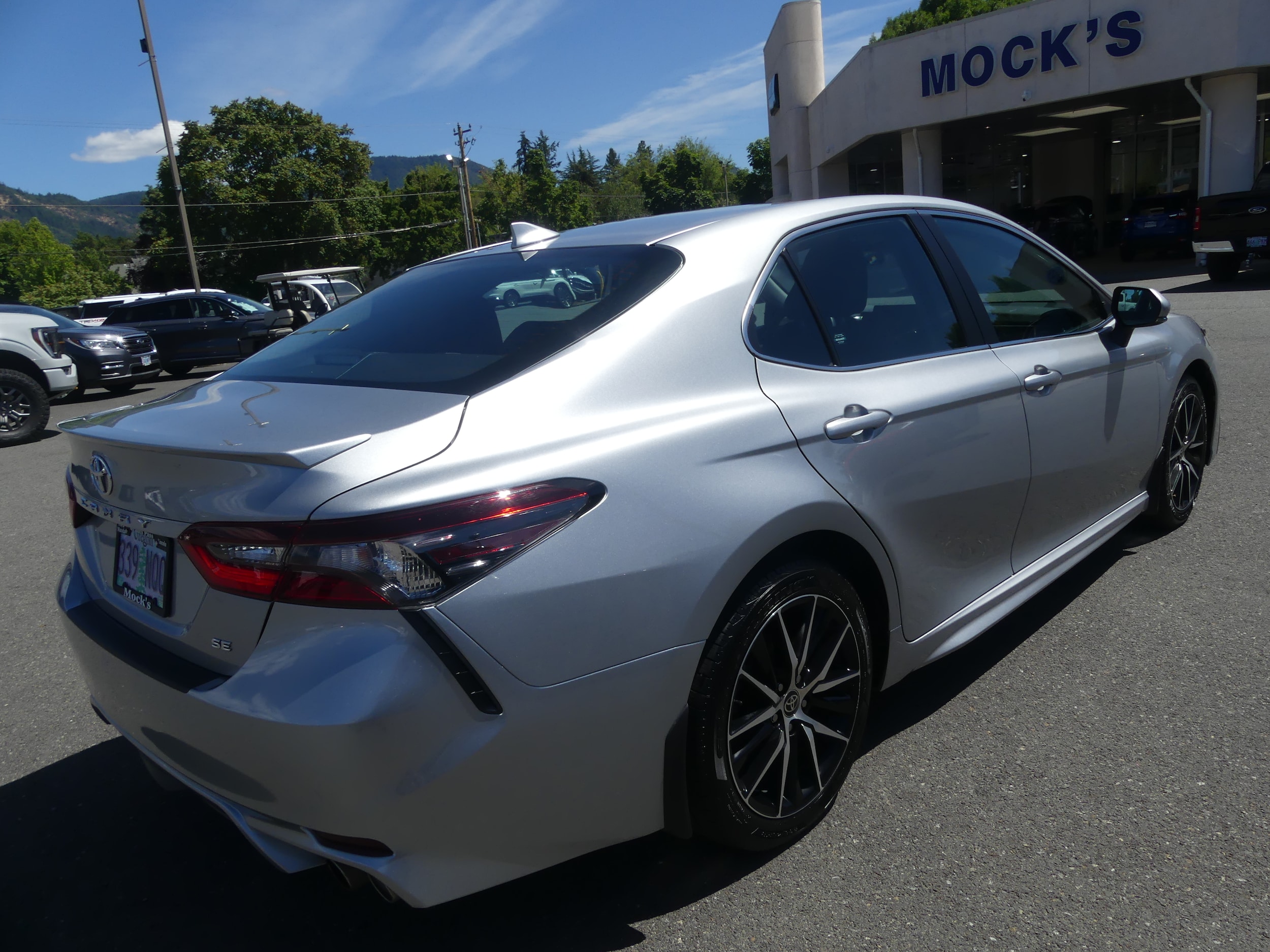 Used 2022 Toyota Camry SE with VIN 4T1G11AK5NU036666 for sale in Grants Pass, OR