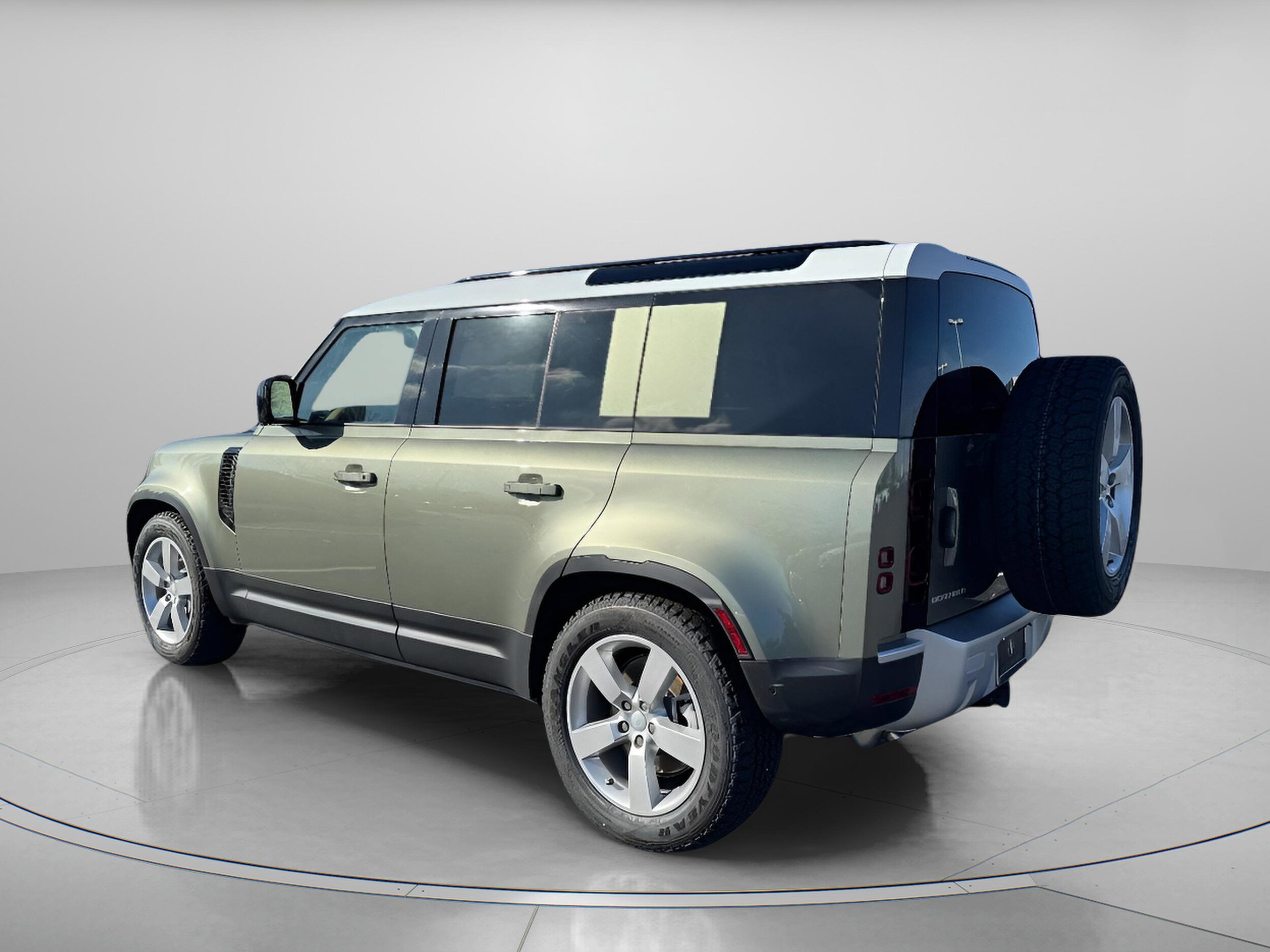 2025 Land Rover Defender 110 S photo 3