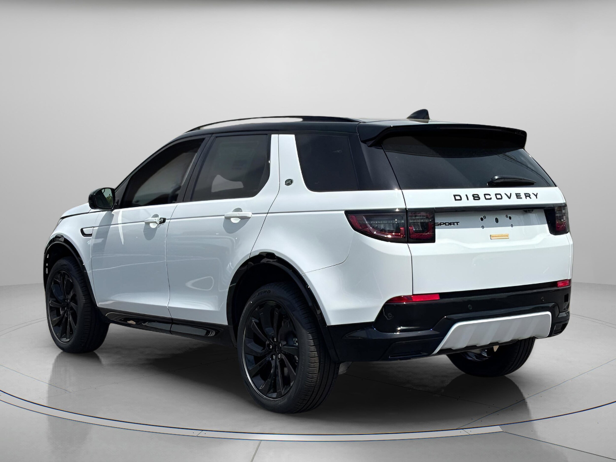 2025 Land Rover Discovery Sport Dynamic SE photo 3