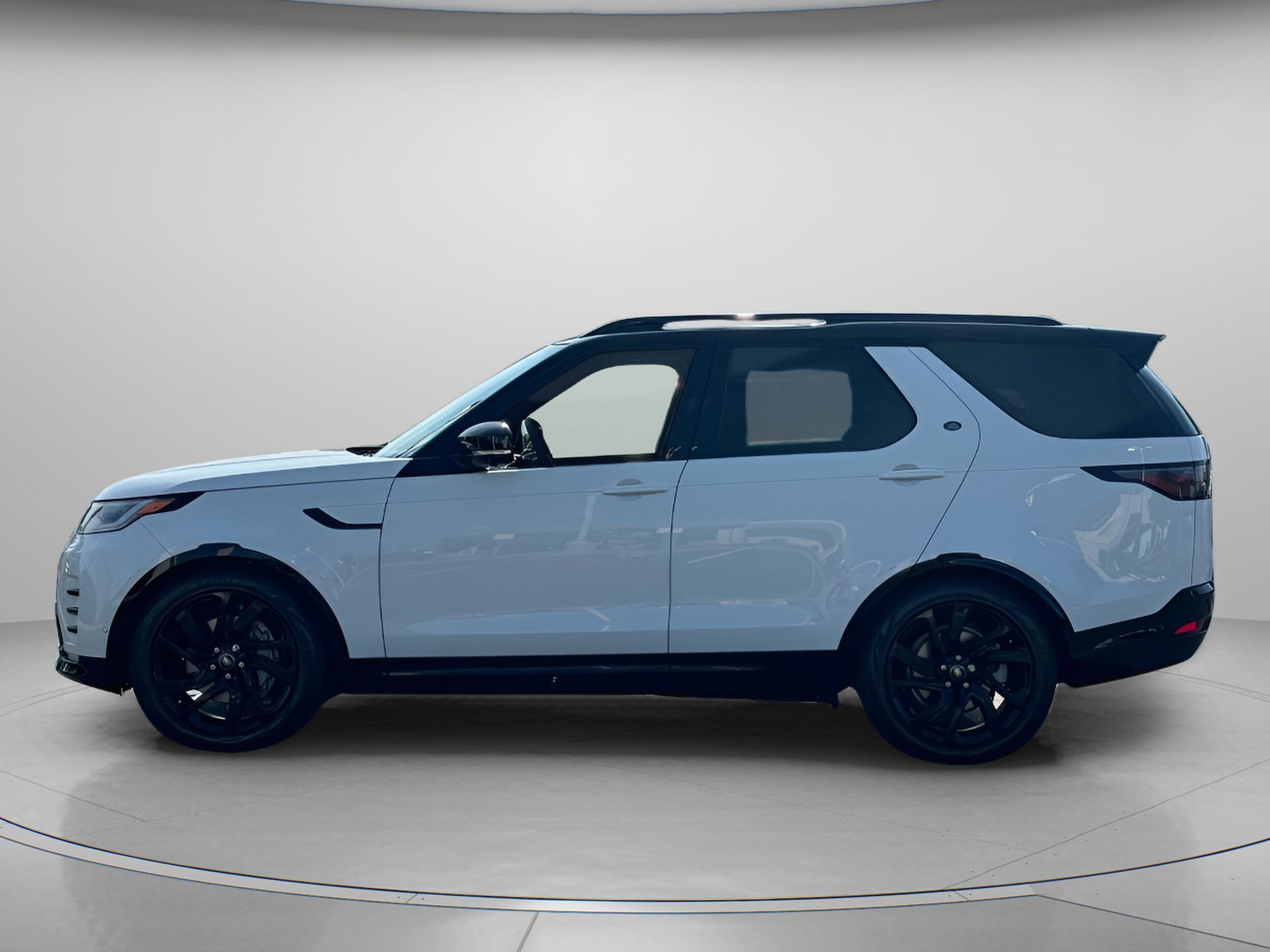 2025 Land Rover Discovery P300 Dynamic SE photo 2