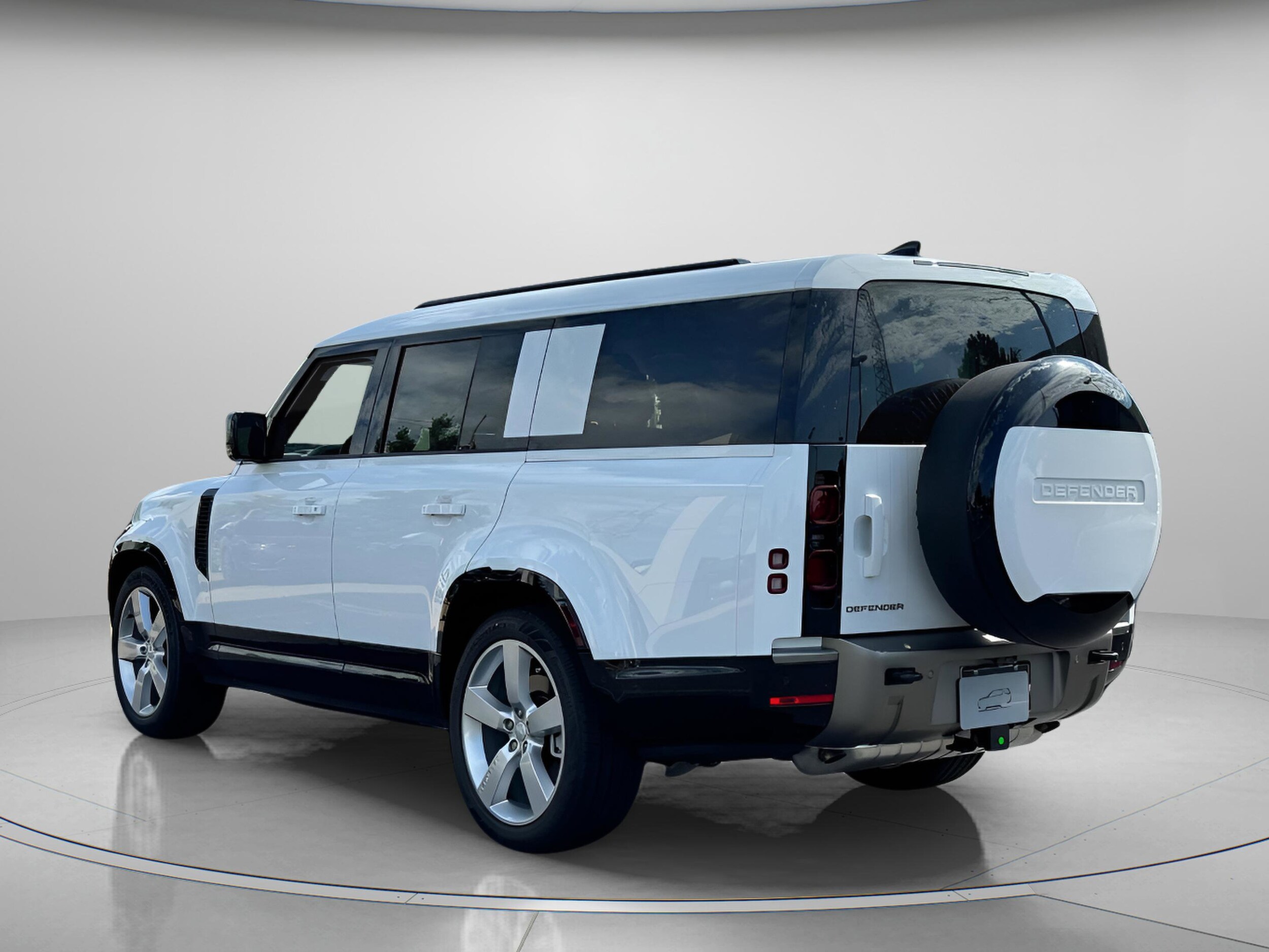 2025 Land Rover Defender 130 X-Dynamic SE photo 3