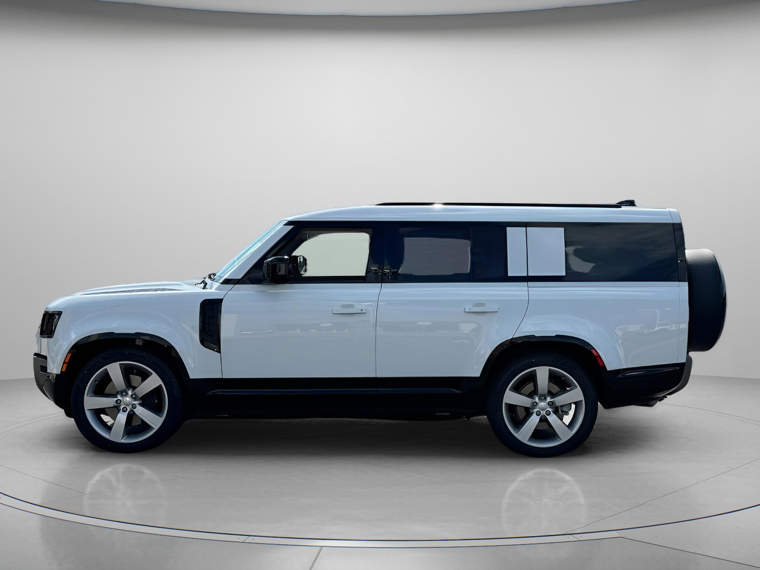 2025 Land Rover Defender 130 X-Dynamic SE photo 2