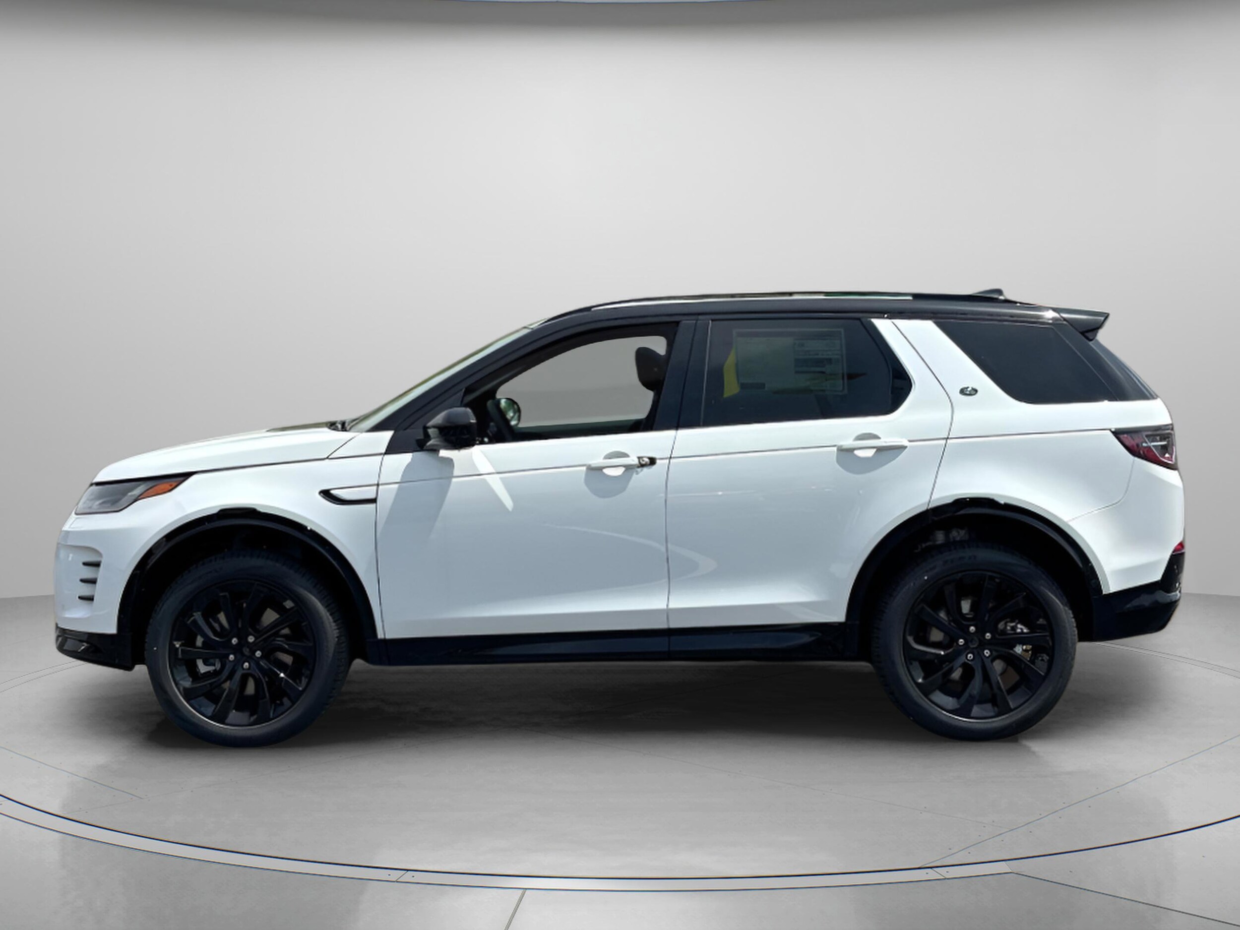 2025 Land Rover Discovery Sport Dynamic SE photo 2