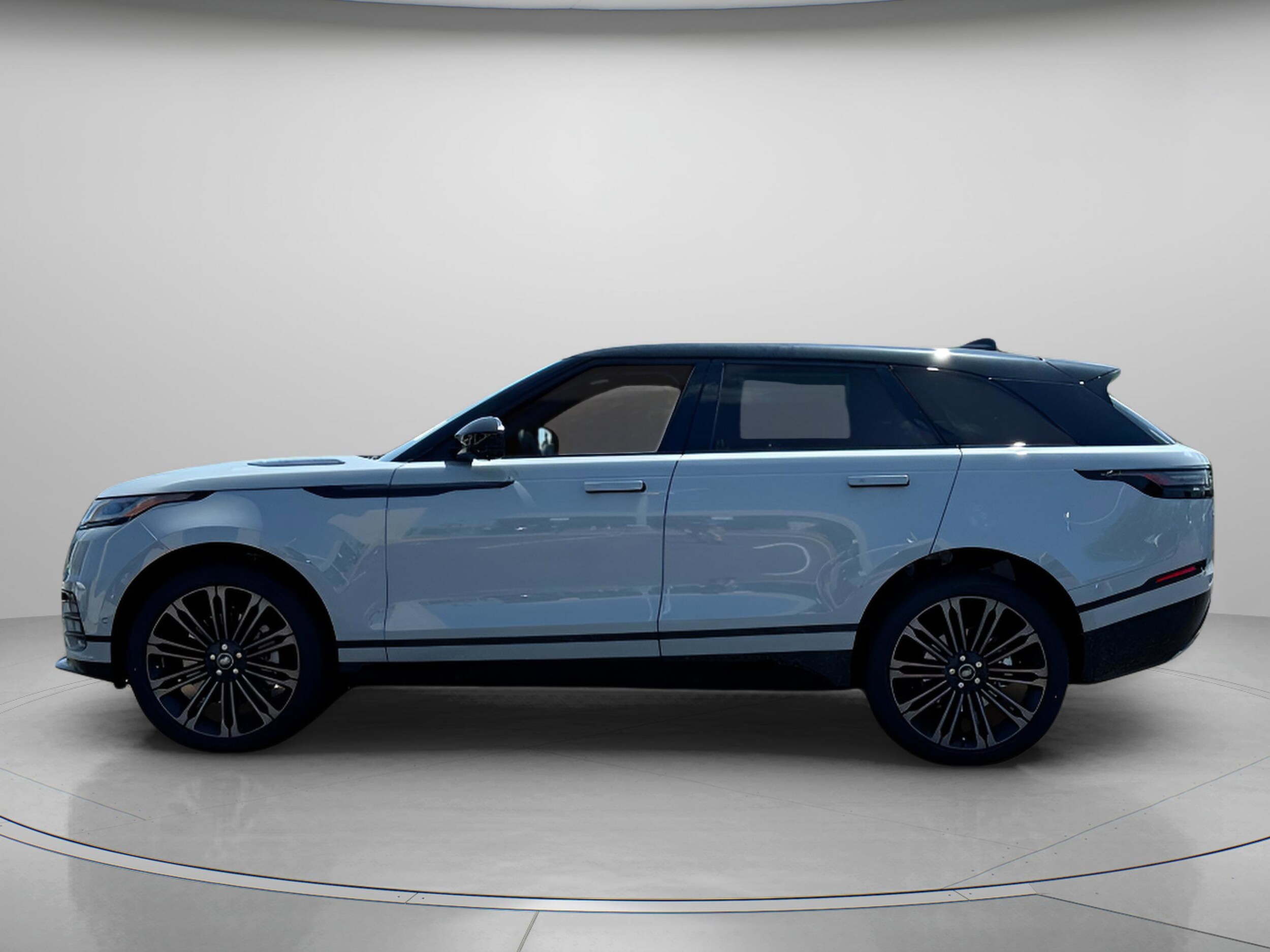 2026 Land Rover Range Rover Velar P250 Dynamic SE photo 2