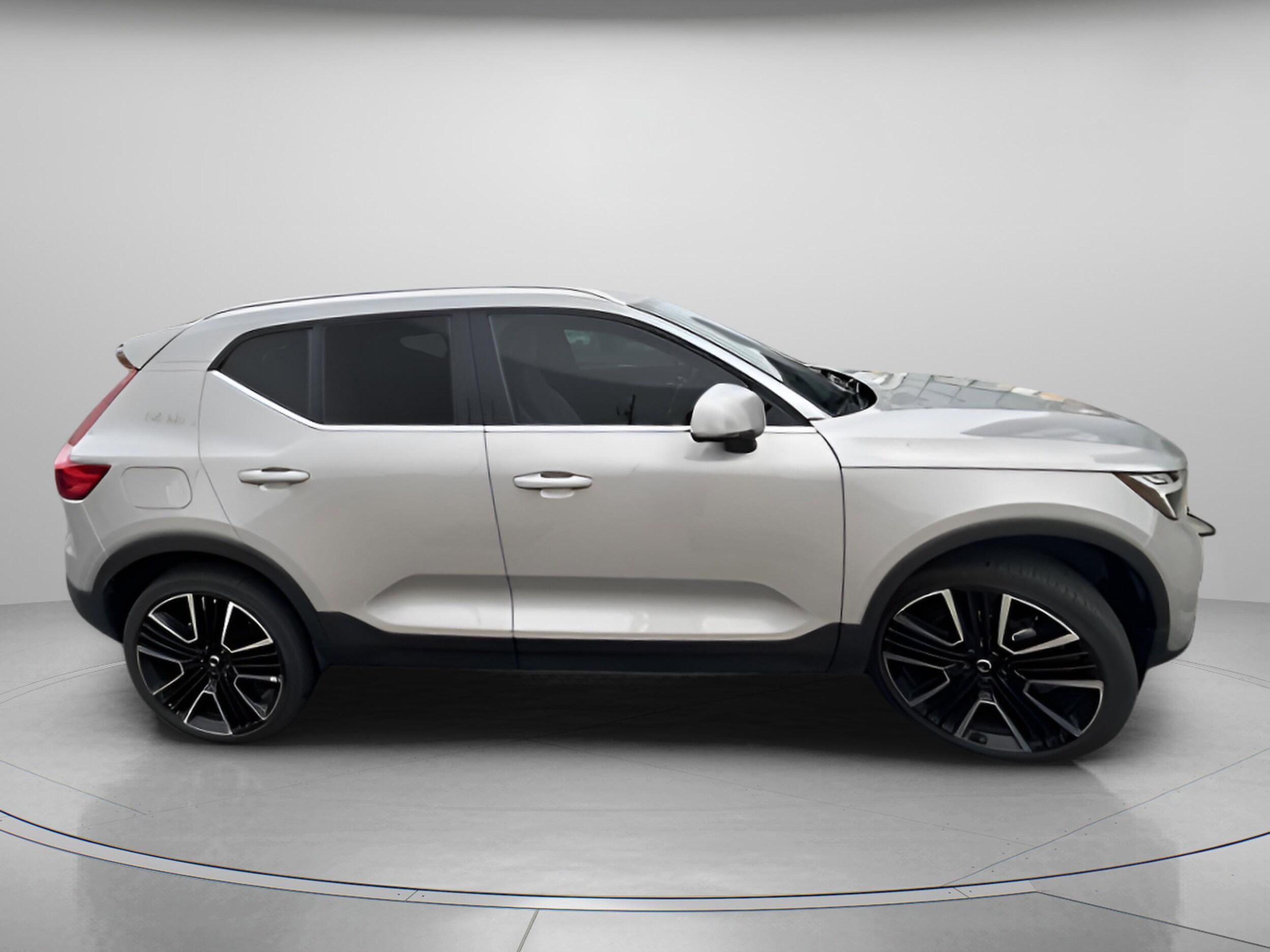 2025 Volvo XC40 photo 2