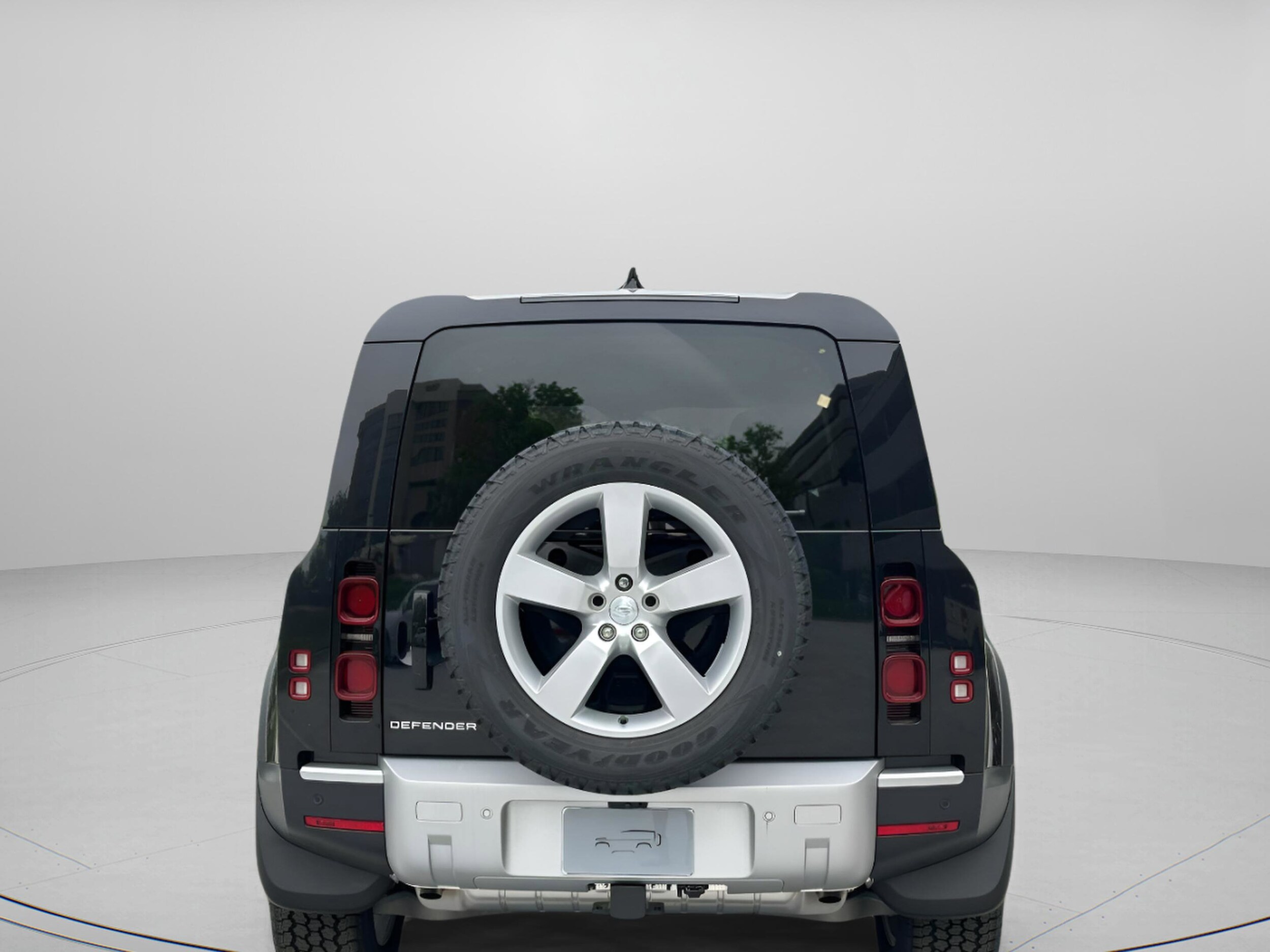 2025 Land Rover Defender 110 S photo 4