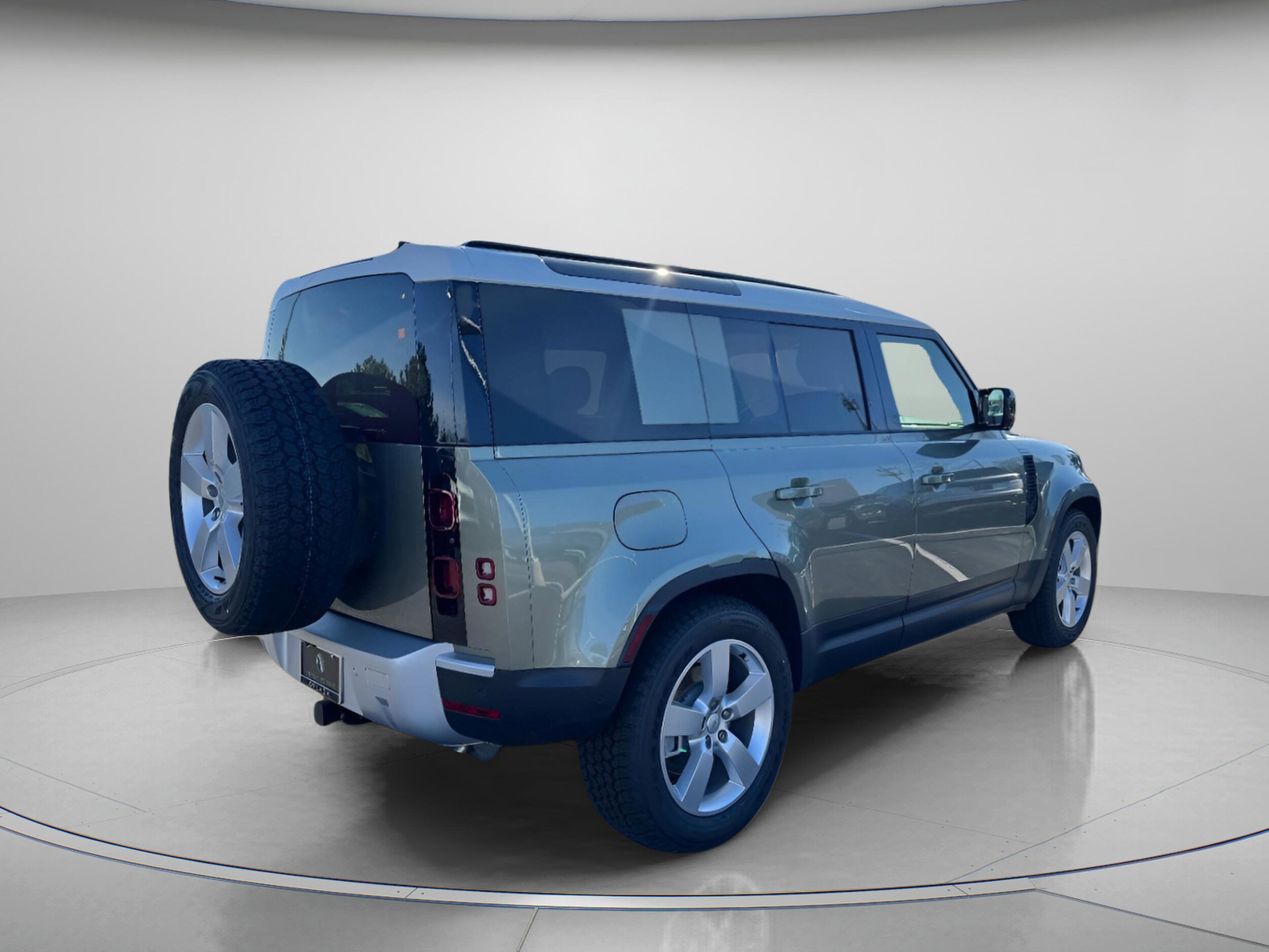 2025 Land Rover Defender 110 S photo 4