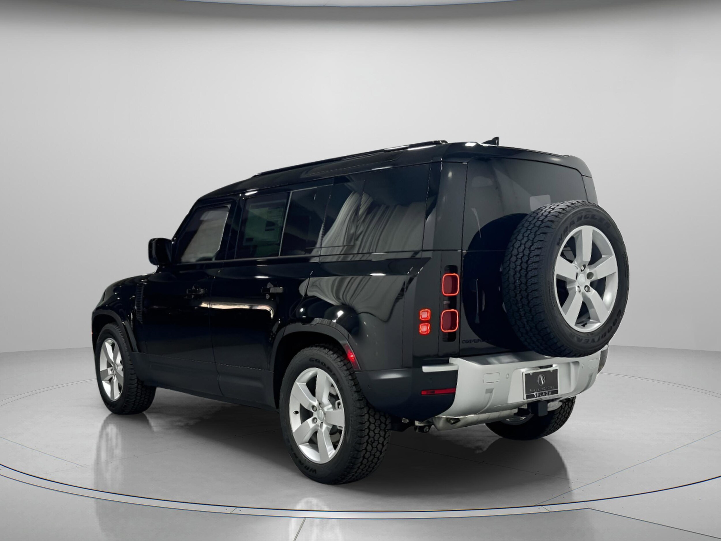 2025 Land Rover Defender 110 S photo 3