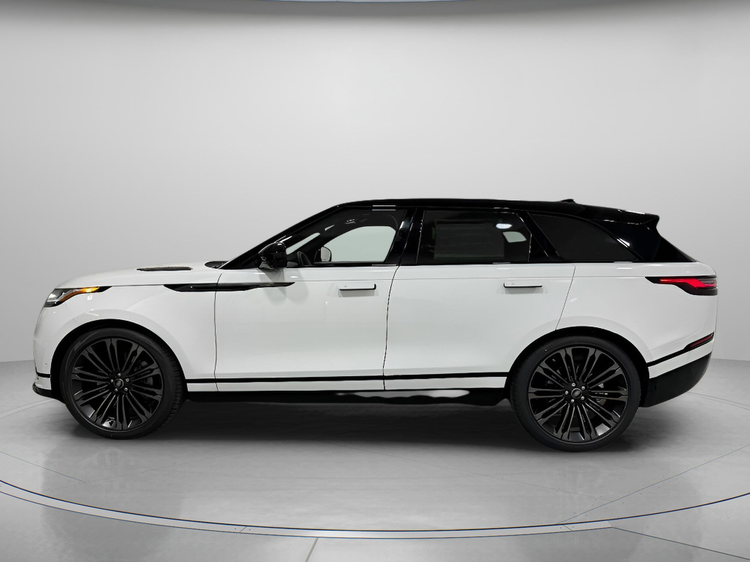 2026 Land Rover Range Rover Velar P250 Dynamic SE photo 2