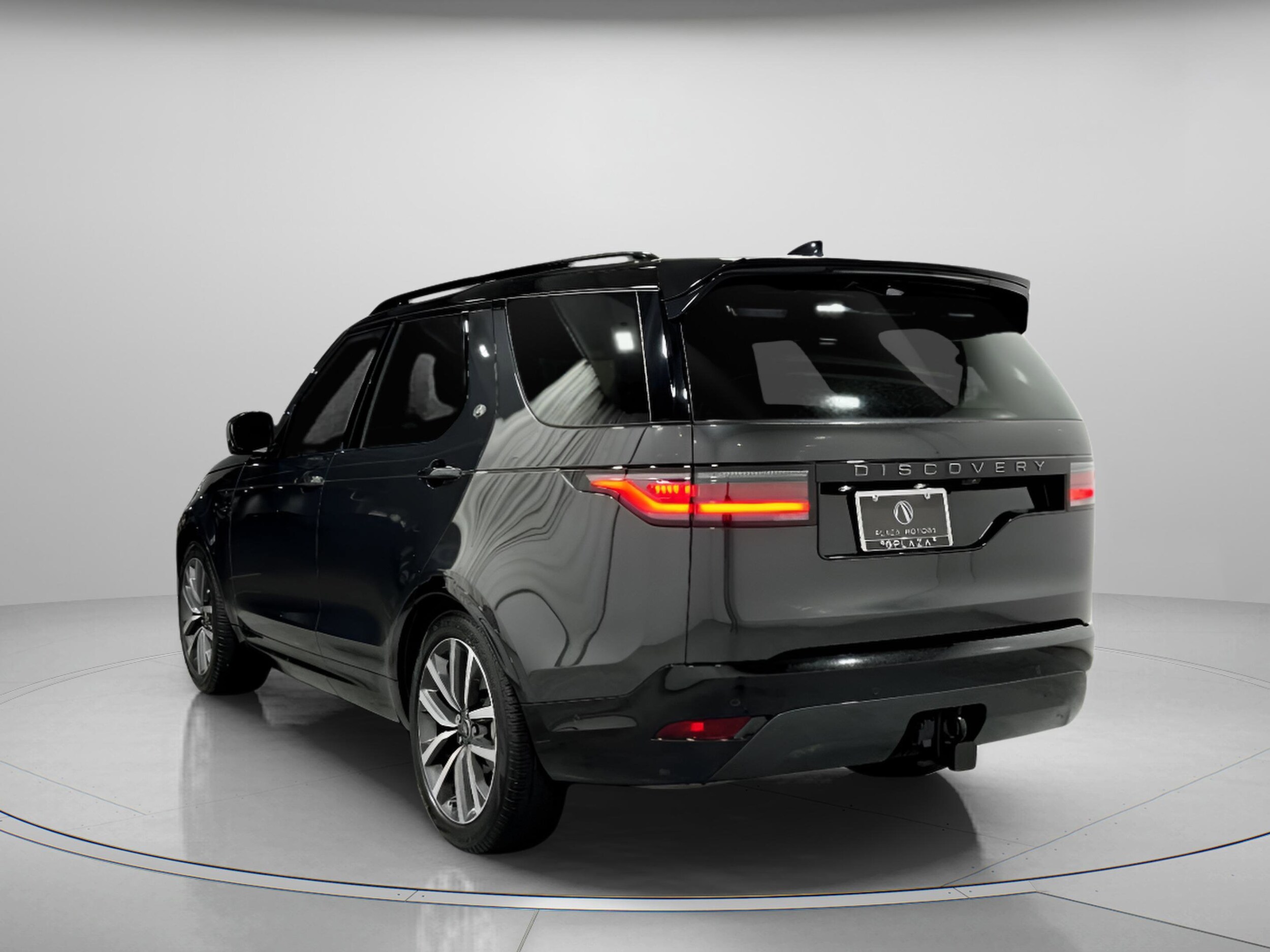 2024 Land Rover Discovery P300 Dynamic SE photo 2