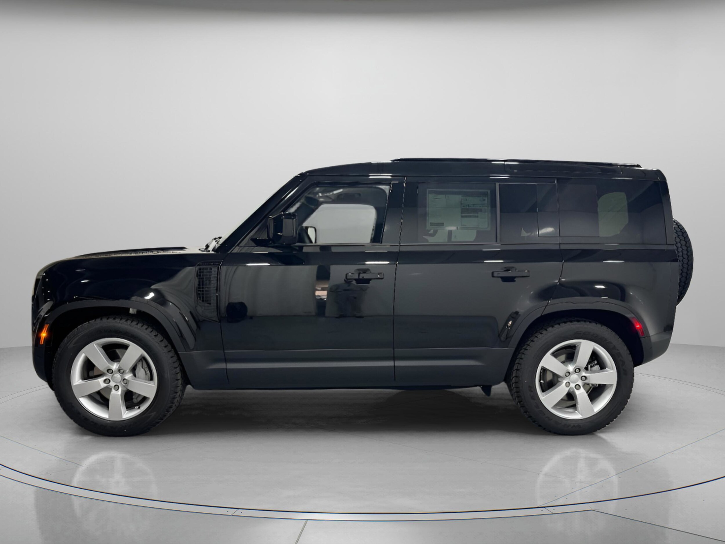 2025 Land Rover Defender 110 S photo 2