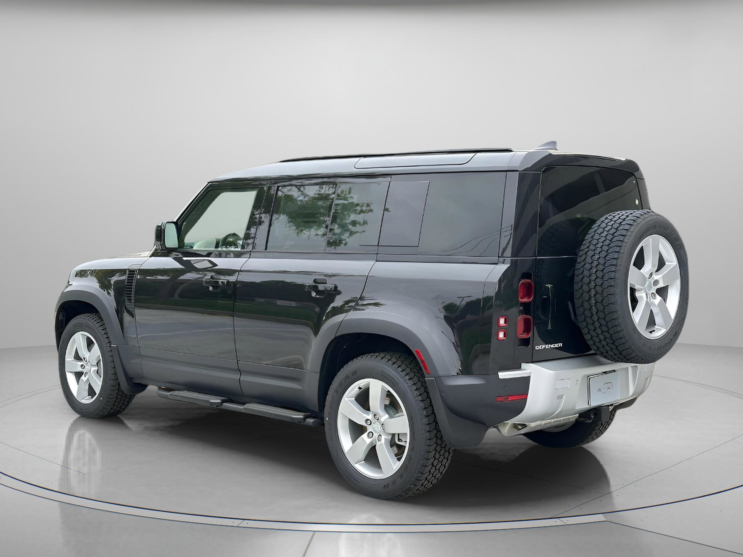 2025 Land Rover Defender 110 S photo 3