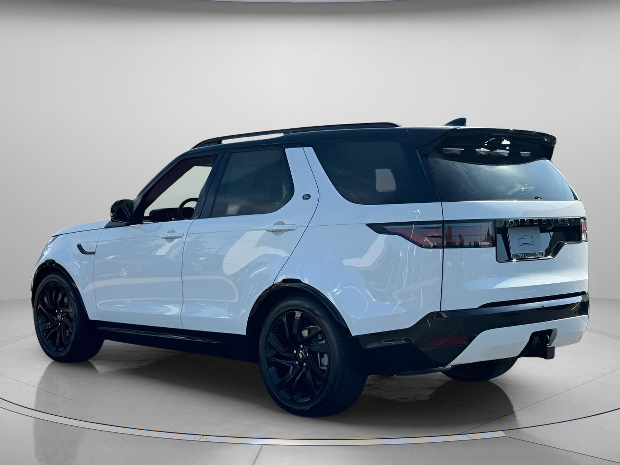 2025 Land Rover Discovery P300 Dynamic SE photo 3