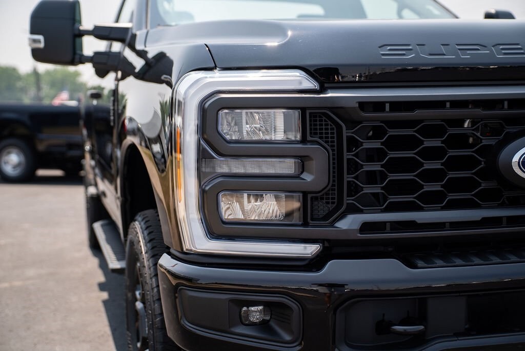 2025 Ford F-350 XL photo 4