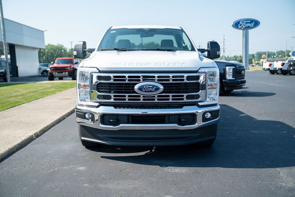 2025 Ford F-350 XLT photo 2