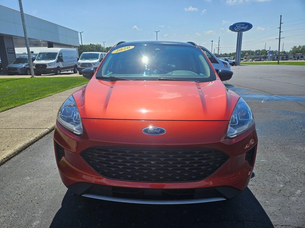 2020 Ford Escape SE Sport Hybrid photo 3